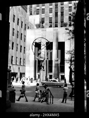 Shooting Spree (douzième - fin de l'ensemble) -- l'homme à shirté blanc (à droite) se tient de l'autre côté de l'avenue pour une longue photo de l'immense statue. Il se trouve à quelques mètres seulement de l'entrée de la cathédrale Saint-Patrick, d'où a été réalisée cette photo du shutterbug en action. 15 juillet 1955. (Photo de United Press). Banque D'Images