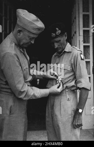 ***** États-Unis distinctions le général Montgomery -- le général Eisenhower décore le général Montgomery ***** la commande. ***** 29th août, le général Eisenhower a visité le H.Q. du général Montgomery en Sicile ***** le 8th. Commandant de l'armée avec ***** Ordre le plus élevé que l'américain peut ***** Sur un soldat d'une autre nation, ***** commandant de la Légion d'honneur ***** Plusieurs généraux américains étaient ***** Y compris le général Patton, Bradley, ***** . 1 septembre 1943. (Photo par British Official Photograph). Banque D'Images