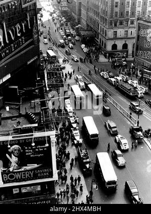 Clôture à l'arrêt Jay-Walking in Times Square New York - cette scène, en regardant sur Times Square vers 42nd Street, montre la clôture de piquetage de quatre pieds de haut construite sur l'étendue de 43rd à 46th rues, où les routes de Broadway et de la septième Avenue sont côte à côte. La clôture, construite la WPA sous la supervision de Thomas W. Rochester, ingénieur en chef du département de police, a été érigée pour empêcher jay-Walking qui est si répandue le long de la grande voie blanche. La clôture sera peinte en noir et blanc pour que les piétons qui ne croissent pas aux passages à niveau ne s'y cognent pas. 14 avril 1938. Banque D'Images