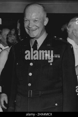 Eisenhower invité d'honneur au dîner de l'Union anglophone - « Churchill's Career » le général Dwight D. Eisenhower, Commandant suprême des forces alliées en Europe, avec Winsten Churchcill (à droite) à la veille du dîner de l'indépendance américaine donné en l'honneur du général Eisenhower et de Mme Eisenhower par l'Union anglophone à l'hôtel Grosvenor, Londres. S'exprimant lors du dîner, le général a déclaré : « le plaidoyer de Winston Churchill pour une Europe unie peut encore porter une telle grandeur de fruits qu'il pourrait bien être rappelé comme la réalisation la plus notable d'une carrière marquée par des réalisations. 03 juillet 1951. Banque D'Images