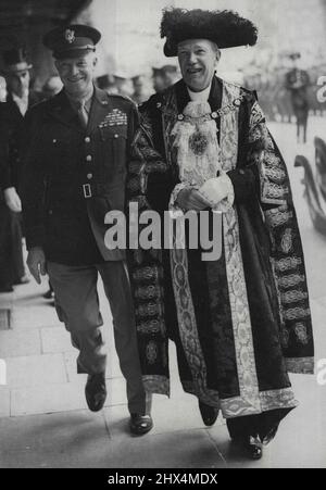 Le général Eisenhower reçoit la liberté de la ville de Londres -- après la cérémonie au Guildhall, où le Commandant suprême allié a reçu la liberté de la ville de Londres, le général Eisenhower arrive à la Maison avec Sir Frank Alexander. Lord Mayor of London, pour assister à un déjeuner civique tenu en son honneur.le général Dwight D. Eisenhower a traversé des foules de acclamations jusqu'au Guildhall, où il a reçu la liberté de la ville de Londres. Le Commandant suprême allié a ensuite été invité d'honneur lors d'un déjeuner dans la Maison de la ville, auquel ont assisté les membres de la City Corporation Banque D'Images