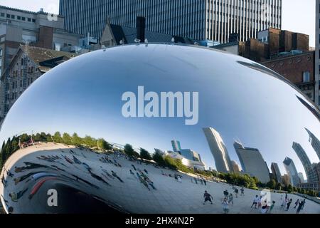 RÉFLEXIONS DANS LA SCULPTURE DE LA PORTE NUAGEUSE (©ANISH KAPOOR 2004) MILLENNIUM PARK ET HORIZON DU CENTRE-VILLE CHICAGO ILLINOIS USA Banque D'Images