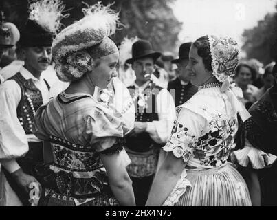 Vêtements de mode en robe de tête de Hongrie. Sur la droite Mme Kalocsa et sur la gauche Mme. Mezokoesd, vu à Hyde Park aujourd'hui, juillet 15. Des milliers de danseurs folkloriques participent au grand Festival international de danse folklorique, à l'Albert-Hall, cette semaine, et aujourd'hui, le 15 juillet, Beaucoup de danseurs ont présenté des sites charmants à Hyde Park cet après-midi, où les célébrations d'ouverture ont eu lieu. 15 juillet 1935. (Photo par photo de presse associée). Banque D'Images