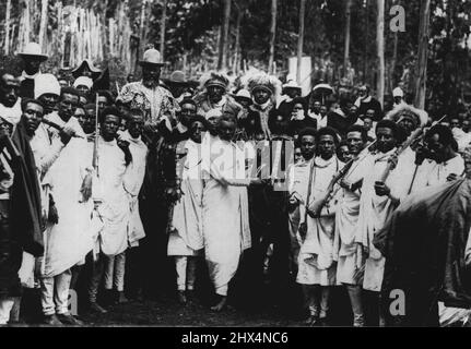 Ancienne douane dans le pays: Le monde regarde -- Abyssinnia, le pays que le monde entier observe en raison de la probabilité de la guerre avec l'Italie en automne, a beaucoup de coutumes qui remontent à des siècles. Voici une photo intéressante d'un chef Abyssinien pittoresque qui vient de recevoir un titre de l'empereur, et qui traverse Addis-Abeba avec sa routine. 7 août 1935. (Photo de Keystone). Banque D'Images