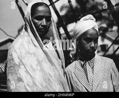 Mme Khemi et Maître Mehar Sing, voyageurs par la Marella à Sydney photographiés à l'arrivée du navire à Brisbane aujourd'hui (vendredi). 31 août 1936. Banque D'Images