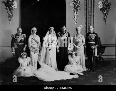 Groupe de la famille royale du duc et de la duchesse de Kent Un groupe de la famille pris lors du mariage du duc et de la duchesse de Kent au Palais de Buckingham, en novembre dernier. Spectacles de groupe, le duc et la duchesse de Kent, le roi et la reine. H.I.H. Prince et Princesse Nicholas de Grèce. (Parents de la duchesse de Kent). 23 septembre 1935. (Photo de Bassano Ltd.). Banque D'Images