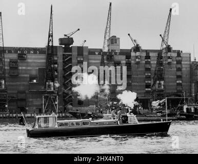 Le « bus flottant » de la Reine passe le long de la Tamise. Vue générale de la Royal Barge à plateau de verre passant le long de la Tamise après avoir quitté Tower Pier cet après-midi. Sa Majesté la Reine, accompagnée du duc d'Édimbourg et d'autres membres de la famille royale, a conduit aujourd'hui dans l'État jusqu'au Guildhall pour assister au déjeuner de la Corporation de Londres. Une partie du trajet de retour au palais de Buckingham - de Tower Pier à Westminster - a été fait le long de la Tamise dans la Royal Barge. 12 juin 1953. (Photo de Fox photos). Banque D'Images