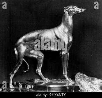Royal plate on show à Londres : expositions historiques du palais de Buckingham et du château de Windsor. EDS, le greyhound, l'un des quatre chiens préférés de la reine Victoria, fait partie d'un spectaculaire centre de table dorée de 30 pouces de haut, conçu par Prince Albert lui-même, et fabriqué par Robert Garrard en 1842. 28 juillet 1954. Banque D'Images