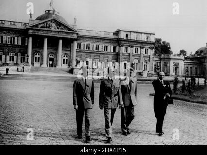 Retour sur le sol belge -- Accueil après six ans d'exil, Kiing Leopold des Begians marche dans le domaine du palais de Laiken avec (à gauche) le prince héritier Baudouin de 19 ans, et le prince Albert de 16 ans. À l'extrême droite se trouve le prince Amaury de Merode, Grand maréchal de la cour nouvellement constituée du roi. 23 juillet 1950. Banque D'Images