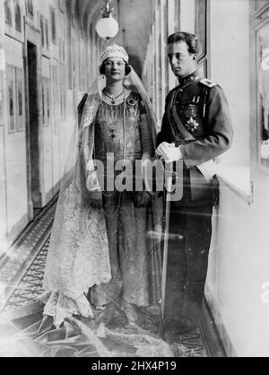 Le nouveau Roi et la Reine de Belgique -- le Prince héritier Léopold et sa femme, la princesse Astrid de Belgique, photographiés au Palais Royal de Rome après le mariage de la princesse Marie José. Le prince héritier et la princesse sont maintenant le roi et la reine de Belgique en raison de la mort tragique du roi des Belges lors de l'alpinisme à Namur. 18 février 1934. (Photo de Keystone). Banque D'Images