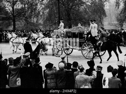 Le roi ouvre le Parlement - des foules enthousiastes ont borné la route dans le centre commercial alors que leurs Majestés ont commencé la route vers le Parlement. S.M le Roi, accompagné de la Reine, a conduit en semi-état du Palais de Buckingham aux chambres du Parlement aujourd'hui pour la cérémonie annuelle d'ouverture du Parlement. 12 novembre 1946. (Photo de Fox photos Ltd). Banque D'Images