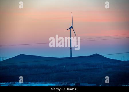 Éolienne, par Enercon, sur la Mottbruchhalde, à Gladbeck-Brauck, exploitée par la société énergétique STEAG, NRW, Allemagne. Banque D'Images