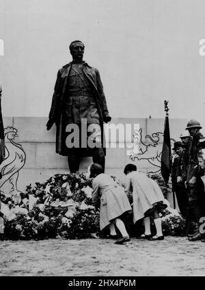 Mémorial français du roi Albert. Un monument commémoratif au roi Albert a été dévoilé à Saint-Quentin par M. Daladier, ministre de la Défense nationale. Il prend la forme d'une statue du roi tardif des Belges en uniforme, debout à tête barée et regardant au loin. Cette photo montre les enfants de l'école électronique qui posent des couronnes au pied du monument pendant la cérémonie d'inauguration. 7 septembre 1936. Banque D'Images