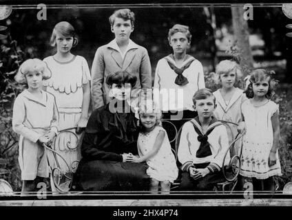 Happy Children of A tragique Empress -- une photo intéressante que vient de recevoir la Villa Lequeitio, Espagne, montrant l'ex-Empress Zita avec sa famille. Les figures debout sont : l'archiduc Karl-Ludwig, l'archiduchesse Adelaide, l'archiduc Otto, Robert et Rudolf, et l'archiduchesse Charlotte. Assis sont: L'ex-impératrice Zita, l'archiduchesse Elizabeth-Charlotte et l'archiduke Felix. 01 octobre 1940. (Photo de Central News). Banque D'Images