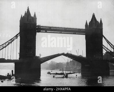 Tower Bridge s'ouvre pour un visiteur inhabituel - le Sutherland passant sous Tower Bridge. Tower Bridge est allé ce matin pour un type inhabituel de bateau, c'était un Sunderland Flying Boat payant une visite à la piscine de Londres. Le Sunderland sera ouvert aux visiteurs dans le cadre de la semaine de la bataille d'Angleterre. 12 septembre 1950. (Photo de Barratt). Banque D'Images