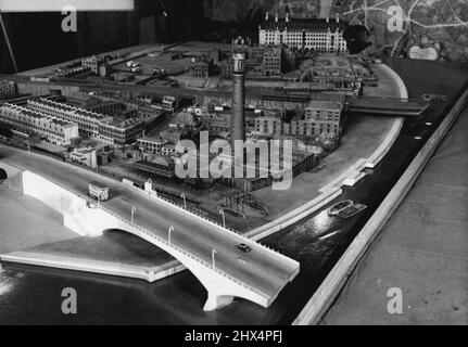 Comment la nouvelle South Bank Parade ***** - Un modèle montrant comment le nouveau mur de la rivière et la nouvelle promenade panoramique apparaîtront lorsque le South Bank Scheme de Londres sera terminé. La promenade passe sous le chemin de fer Hungerford et la passerelle et le pont Waterloo actuel en premier plan. County Hall est en arrière-plan à l'autre extrémité de la promenade. Le modèle est exposé à une exposition au County Hall. 17 janvier 1949. (Photo de Reuterphoto). Banque D'Images