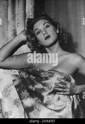 Zina Rachevsky dans le nouveau Cabaret de Paris - Zina Rachevsky, surprise dans son appartement, prend la couverture. Zina Rachevsky vient de rentrer d'Hollywood où elle a fait son premier film. C'était 'la veuve Joyeuse' réalisé par Joe Pasternak. Elle apparaît maintenant dans un nouveau cabaret "la Princesse" qui vient d'ouvrir dans la grotte peinte du Club de Paris. Zina interprète des chansons qu'elle a écrit elle-même. 29 décembre 1951. (Photo de Paul Popper, Paul Popper Ltd.). Banque D'Images