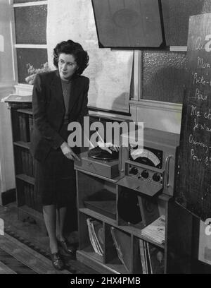 La radio scolaire au British Industries Fair -- Un poste de réception de radio, avec radiogramme, et des fixations de microphone, spécialement conçu pour une utilisation dans les écoles, sera l'une des expositions présentées par Ultra Electric Co. Au British Industries Fair qui ouvre à Birmingham et à Londres le 3rd mai. L'ensemble est conforme aux spécifications du Conseil national de Londres en tant que receveur d'écoles. Bien qu'il soit logé dans une armoire en acier, il est entièrement résistant aux chocs et respecte les normes de sécurité les plus élevées en vigueur partout dans le monde. L'ensemble comporte neuf soupapes. 02 avril 1948. (Photo par British Official Photograph). Banque D'Images