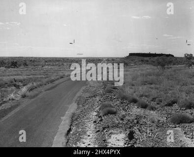 « The bitume » - la Stuart Highway, située entre Alice Spring et Darwin dans le territoire du Nord australien, couvre près de 1 000 kilomètres de certains des pays les plus longs et fascinants de la planète et constitue la route la plus longue au monde. Les habitants du territoire l'appellent « le bitume ».Lubra's Lookout entre Banka Banka et Elliott. Il y a un bon tunnel près de cette colline à sommet plat. Les femmes indigènes avaient l'habitude de rester vigilantes pendant que leurs hommes parla des bovins.l'une des caractéristiques sur la piste - Lubra's Lookout entre Banka Banka et Elliott. Les femmes autochtones avaient l'habitude de rester à l'affût tandis que leurs menfolk ont fait le discours blanc * Banque D'Images