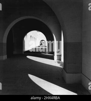 Le Mémorial d'Alamein est sur le point d'être achevé -- le Mémorial d'Alamein, qui est construit par la Commission impériale des sépultures de guerre au cimetière du champ de bataille dans le désert occidental en Égypte, est maintenant sur le point d'être achevé. Le Mémorial a été construit par la Commission impériale des sépultures de guerre à la conception de Sir Hubert Worthington, O.B.E., A.R.A., et se compose d'un cloître sur le côté nord du cimetière du champ de bataille à El Alamein, dans le désert occidental. Dans ce cloître sont inscrits les noms de 11 945 officiers et hommes des Forces terrestres et aériennes du Commonwealth qui n'ont pas de grave connue. Nov Banque D'Images