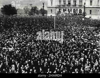 De grandes foules se manifestent à Prague. Vue générale de l'immense foule qui s'est rassemblée hier sur la place Venceslas à Prague. Des milliers de personnes ont convergé hier sur la place Venceslas dans le centre de Prague, avant que le maire n'annonce à la radio la démission du gouvernement tchèque. La circulation dans le centre de la ville a été immobilisée. Les processions ont été faites et ont défilé en direction du Palais du Président et des quartiers de la Légation. 23 septembre 1938. (Photo de Keystone). Banque D'Images