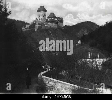 La relique d'un passé glorieux : le château de Karlstejn en Tchécoslovaquie. Construit en 14th siècle, le château présente une image plus romantique dans un cadre de 20th siècle. Il est à environ 20 km de Prague. 2 décembre 1935. (Photo de Posselt-Smichov). Banque D'Images