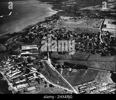 Le Royal Tour.les îles Fidji.H. M. la Reine et H.R.H. le duc d'Édimbourg arrivera dans les îles FIDJI le 17th décembre pour un séjour de deux jours. Notre photo montre une vue aérienne du moulin de Lautoka sur l'île de Viti Levu, l'une des principales îles du groupe Fidji. L'usine de Lautoka, troisième plus grande usine de raffinage du sucre dans l'hémisphère Sud, appartient à la Colonial Sugar Refining Company, fondée à Fidji en 1880. Le raffinage du sucre est l'industrie Humber One de Fidji. Les œuvres de l'usine de Lautoka sont présentées à gauche, les résidences officielles de l'entreprise au centre, et la co Banque D'Images