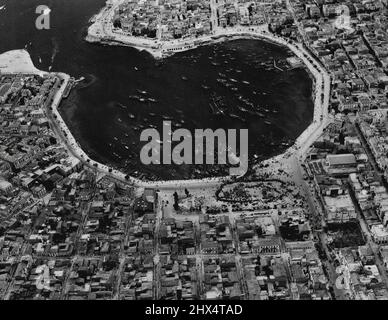 Les troupes britanniques débarquent au Pirée -- Une photo prise des airs par un photographe officiel de la R.A.F. montrant des foules grecques en regardant les troupes britanniques débarquer au Pirée, port d'Athènes. 1 octobre 1944. (Photo par British Official Photograph). Banque D'Images