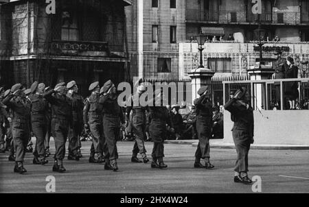 La princesse Elizabeth prend le salut aux cadets Mars passé: La princesse Elizabeth prend le salut comme les cadets mars passé à la porte Stanhope, Hyde Park, Londres, cet après-midi (dimanche). La princesse Elizabeth a pris le salut cet après-midi (dimanche) à Hyde Park, à Londres, lors d'un passé de mars de plus de cinq milliers de cadets de l'Armée. 7 avril 1946. Banque D'Images