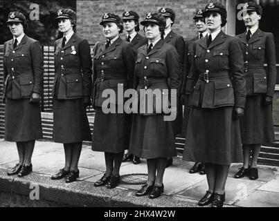 Les femmes rejoignent la R.A.F. - Le premier défilé des membres de la Force aérienne auxiliaire féminine, dont la formation a été annoncée hier par la ministre de l'Air. Ils sont au service de la R.A.F. en temps de guerre, mais ne piloteront pas les machines. Les uniformes élégants de la Air Force Blue ont été vus pour la première fois dans le National Service Rally and Review à Hyde Park. 2 juillet 1939. Banque D'Images