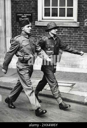 Essayer de nouveaux uniformes pour l'Armée de terre : deux exemples du nouvel uniforme. Sur la gauche, le chemisier et le pantalon sont avec une casquette fourragère et des porte-munitions à petit bras. Sur un ensemble de deux pièces de droite avec des guêtres en toile et des tiges de cerf casquette, avec des pochettes pour des magazines d'armes à feu Bren grenades etc. , Des expériences ont été menées au bureau central de recrutement, Scotland Yard ce matin, sur de nouveaux uniformes pour l'armée sur le service actif et l'entraînement. Cet uniforme a été jugé nécessaire en raison de la mécanisation rapide de l'armée et aussi des nombreuses nouvelles armes qui ont été introduites. 1 mars 1938. (Photo de Keyston Banque D'Images