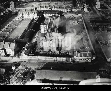 Heddon Staff -- les troupes s'émeute à Farnborough. Vue aérienne de 'glasshouse' avec les hommes sur le toit. Vue aérienne de la « Glasshouse » pendant l'émeute, dans laquelle les hommes ont mis le feu aux meubles, aux planchers, à la literie et aux vêtements. Les hommes se sont révoltés contre leurs peines et traitements. Ils prétendent que maintenant la guerre est sur leurs peines s'il devait réduire. 24 février 1946. Banque D'Images