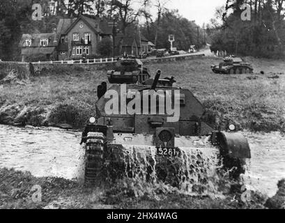 Chars en action -- Un grand nombre de chars de divers régiments de Cavalry bien connus ont récemment participé à un exercice à grande échelle dans le Commandement de l'est. L'eau n'est pas un obstacle à ces citernes de croiseur, vues traversant une rivière pendant l'exercice. 16 septembre 1941. (Photo par British Official Photograph). Banque D'Images