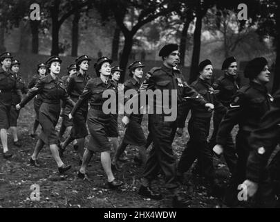 Ils ont défilé devant le roi -- les fiers membres de l'armée territoriale qui ont été ravivés par le roi à Hyde Park, Londres, étaient le Sergent-maître de quartier A. Paxman de Wandsworth, Londres, et son épouse, le Caporal Maisie Paxman (derrière lui). Ils ont eu la chance d'être parmi les 25 hommes et femmes choisis parmi les 350 membres de leur unité pour le passé de mars, au cours duquel le roi a passé en revue plus de ***** Terriers de tout le pays. Près de 80 000 personnes regardent ***** la revue. 1 novembre 1948. (Fonctions photo par miroir). Banque D'Images