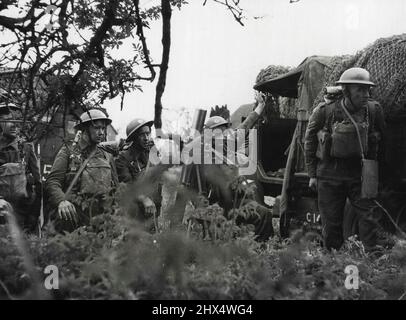 Exercice anti-invasion -- Un exercice anti-invasion à grande échelle, dans lequel plus de 50 000 soldats, y compris des divisions blindées, ont été engagés, a récemment eu lieu dans le commandement du Sud. L'opposition a été organisée pour tester la plupart des contre-mesures qui seront employées dans le vent d'une tentative d'invasion. Le général Sir Alan Brooks, commandant en chef des forces à domicile, était présent à l'exercice. Un mortier en action. 8 août 1941. (Photo par British Official Photograph). Banque D'Images