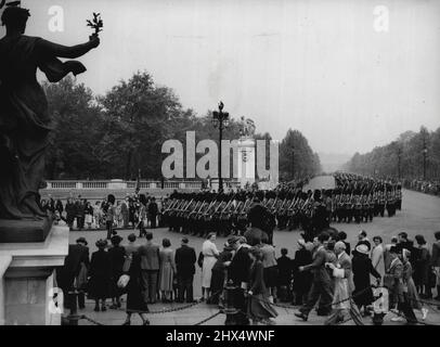 Répétition de Trooping -- les gardes de coldstream du bataillon 3rd, précédés de leur couleur, sont vus comme ils sont arrivés à buckingham place à la suite de la répétition de ce matin (2 juin) de la couleur. Au premier plan gauche fait partie du mémorial de la reine Victoria. La cérémonie de Trooping de couleur, marquant l'anniversaire officiel du roi, a lieu le 8 juin. La couleur des gardes de coldstream, célébrant leur centenaire de Ter, sera trooped avec l'infanterie traditionnelle dans un feu de couleur. L'escorte de la cavalerie de la maison par le souverain participe à la cérémonie cette année pour le premier tim Banque D'Images