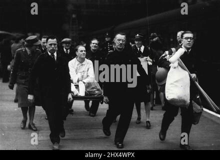 Les Britanniques blessés du Moyen-Orient arrivent à Londres -- ici on voit le bombardier H. Butler de Folkestone, transporté du train à l'ambulance. Un certain nombre de soldats blessés au Moyen-Orient viennent de rentrer à Londres. 16 septembre 1943. Banque D'Images