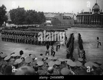 Un tour intelligent pour les visiteurs de la Reine et du Couronnement -- défilé intelligent sur la parade des gardes à cheval, Londres, au jour le jour (jeudi), c'était une répétition de la cérémonie de Trooping la couleur qui se tiendra le 11 juin en l'honneur de l'anniversaire officiel de la Reine. La Reine assistera à la cérémonie le 11 juin pour la première fois en tant que monarque couronné. Les visiteurs de la Corporation ont été parmi les spectateurs de la répétition quotidienne. 4 juin 1953. (Photo de Reuterphoto). Banque D'Images