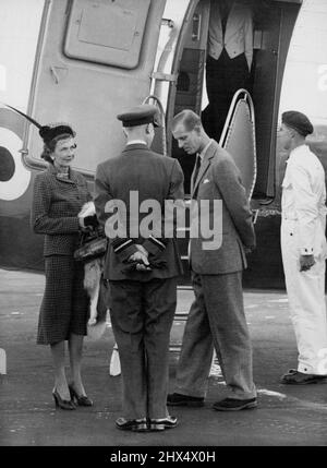 Le duc part pour Malte le duc d'Édimbourg vu en conversation avec Lady Mountbatten et le vice-maréchal de l'air J. A. Gray, officier supérieur du personnel, commandant des transports (de retour à la caméra) à l'aéroport de Londres ce matin 15 octobre avant de partir pour Malte, Où le duc doit reprendre sa carrière navale active comme premier lieutenant dans le destroyer 'Chequrs'. Lady Mountbatten, qui rejoint son mari, le Vice-amiral Earl Mountbatten, de Birmanie, à Malte, a pris l'avion avec le duc. 8 juillet 1952. (Photo par photo de presse associée). Banque D'Images