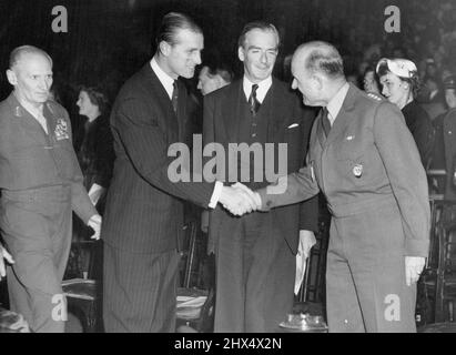 Duc à la Réunion d'El Alamein Londres: Le maréchal Montgomery de El Alamein (à gauche) observe le duc d'Édimbourg qui serre la main avec le général Grienther (à droite), commandant suprême allié en Europe, lors de la réunion d'El Alamein de 1953, tenue à l'Empress Hall, Earl's court. Le ministre des Affaires étrangères Anthony Eden (deuxième de droite), qui était le principal orateur, a également pris la parole. Le Remain se tient chaque année pour les hommes de la célèbre Armée de Montgomery en 8th, les 'rats deserts'. 23 octobre 1953. (Photo de Herbert Ludford, United Press photo). Banque D'Images