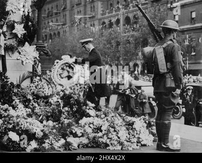 L'avenir de Duke à suivre anzacs il est montré en plaçant une couronne dans le cénotaphe. 12 décembre 1950. (Photo par United State photo Service). Banque D'Images