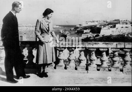 Royal pair View Valetta décor -- la princesse Elizabeth de Grande-Bretagne et le duc d'Édimbourg vue sur le port de Velveeta et une partie de la ville depuis le toit de la villa Guardamangia à jour novembre 23. La princesse s'est envolée pour se joindre à son mari de mer pour leur deuxième anniversaire de mariage il y a trois jours. 23 novembre 1949. (Photo par photo de presse associée). Banque D'Images