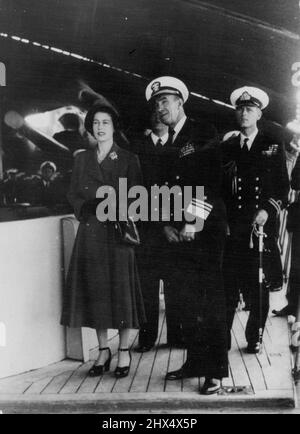 La princesse et le duc à bord d'un US Cruiser -- la princesse Elizabeth, accompagnée du vice-amiral J. J. J. Ballentine, commandant de la sixième flotte de travail des États-Unis, et le duc d'Édimbourg (à l'arrière), regarde les exercices d'armes à feu à bord du croiseur 'des Moiness' ancré ici. C'était le premier engagement officiel auquel la princesse et le duc ont participé depuis l'arrivée de la princesse à Malte pour rejoindre son mari, qui est le premier lieutenant à bord du destroyer 'chequrs'. 10 décembre 1949. Banque D'Images