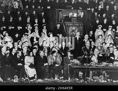 Le duc d'Édimbourg reçoit la liberté d'Édimbourg -- le duc d'Édimbourg, observé par la princesse Elizabeth, prononce son discours après avoir reçu au Usher Hall la liberté d'Édimbourg, lors de la visite de trois jours du couple royal dans cette ville. Dans son discours, le duc a rappelé ses visites à Édimbourg lorsqu'il était stationné à la base navale voisine de Rosyth. 02 mars 1949. Banque D'Images