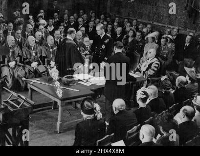 Liberté de Londres pour le duc d'Édimbourg -- en uniforme naval et portant l'insigne de l'ordre du Garter, la figure blonde du prince Philip, duc d'Édimbourg se dresse dans le Guildhall médiéval de Londres alors qu'il prend le serment de Préeman de la ville de Londres aujourd'hui, le 8 juin. Sir Frederick Wells, Lord Mayor de Londres, est assis à la tête de la table. Les aldermen de la ville sont à gauche. Dans la première rangée, premier plan, sont, de gauche à droite, Mme Winston Churchill, Winston Churchill, Mme Clifton Brown, le colonel Clifton Brown, le président de la Chambre des communes, Mme Clement Attlee et le premier ministre Clement Attle, qui Banque D'Images