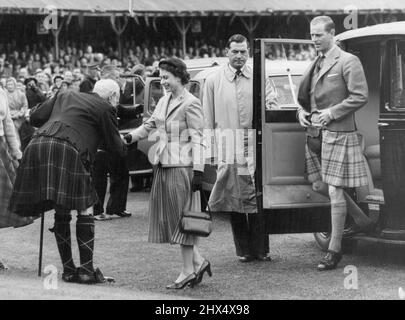 La Reine visite le rassemblement de braemar -- S.M. la reine Elizabeth étant accueillie par le marquis d'Aberdeen. Le duc d'Édimbourg est vu sur la droite, en quittant la voiture royale. Les foules au Braemar rassemblement Aberdeenshire, rapidement oublié le temps humide, quand H. M. la Reine et le duc d'Édimbourg sont arrivés. La Reine a été accueillie à son arrivée au parc commémoratif de la princesse royale et du duc de fife, par le marquis d'Aberdeen. La fête royale comprenait la reine mère et la princesse Margaret. Le parti royal, qui comprenait la reine mère et la princesse Margaret, a marché jusqu'à leur pavillon, où le Banque D'Images