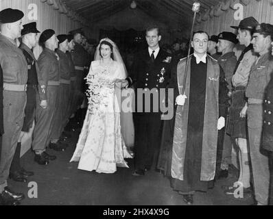 Mariage royal -- la mariée royale avec son mari, le duc d'Édimbourg, laissant la porte ouest de l'abbaye de Westminster après son mariage. Flashback à 1947.. La Reine et le duc d'Édimbourg quittant l'abbaye de Westminster après leur mariage. 20 novembre 1947. Banque D'Images