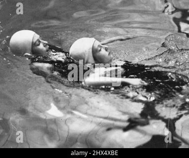 La princesse Elizabeth participe à la compétition de sauvetage pour sauver des vies pour le bouclier de défi pour enfants, qu'elle a remporté, au Bath Club de Londres, le mois dernier. 6 juillet 1939. (Photo par Sports & General Press Agency Limited). Banque D'Images