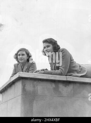 La reine Elizabeth et la princesse Margaret sont sur le puits. En regardant vers l'avenir, ont-ils réalisé que leur vie suivrait des modèles aussi différents?. 15 juin 1953. (Photo de Camera Press Ltd.). Banque D'Images