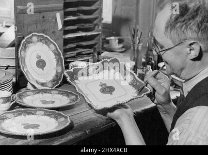 Gardes présents à la princesse -- un artiste préparant un plat de fruits dans le cadre de l'exposition d'échantillons au Palais Saint-James. Badge sur la Chine en image est celui des Grenadier Guards. Dessert impérial rouge et or, service commandé par la Brigade des gardes comme cadeau de désherbage pour la princesse Elizabeth, et est fabriqué à Worcester par la Royal Porcelain Company. C'est l'un des quatre services de la chine qui sont faits comme cadeau de mariage pour la brigade des gardes (2) la ville de Worcester et la Compagnie des Worshipful de Carpenters, dont aucun ne sera prêt jusqu'à près d'un an après le mariage Banque D'Images